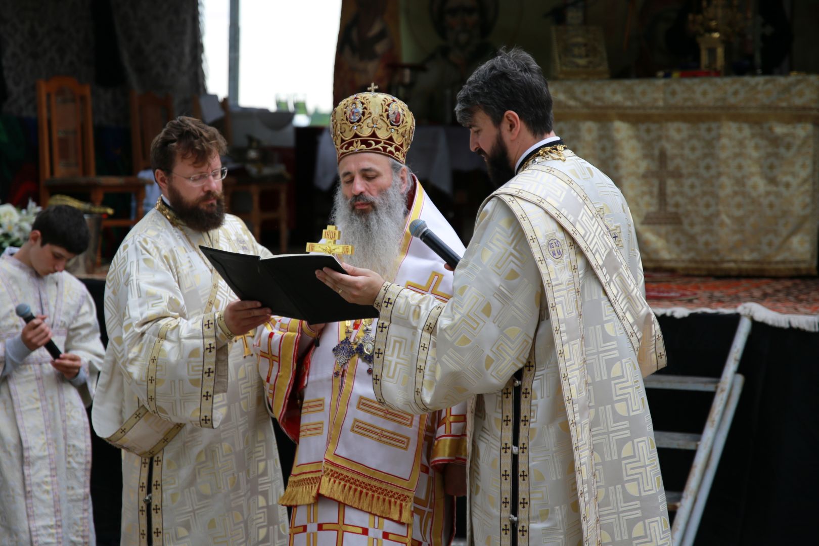 foto: Flavius Popa Paraclisul filiei Bârgăoani a fost târnosit de Părintele Mitropolit Teofan