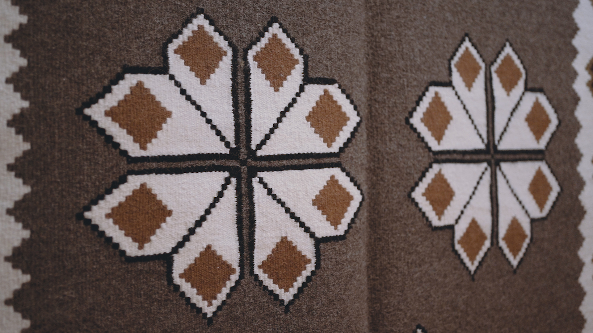 (Video) Cum se fac covoarele în țesătoria Mănăstirii Văratec