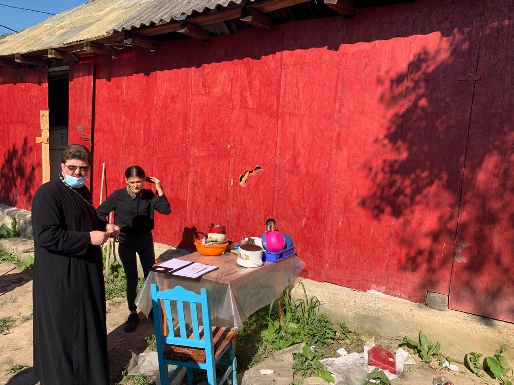 Sprijin pentru o familie nevoiaşă din partea Asociației „Episcop Teodosie Atanasiu” din Sascut