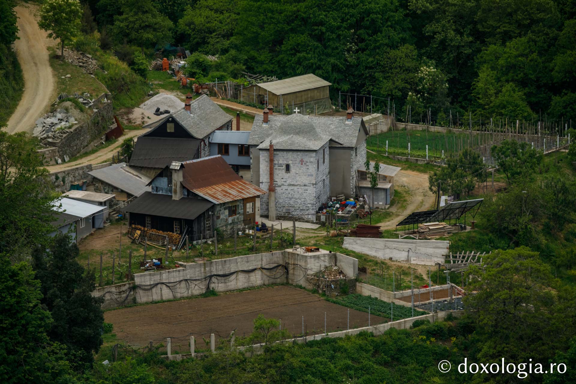 Chilia „Acoperământul Maicii Domnului” – Lacu / Foto: Pr. Silviu Cluci Chilia „Acoperământul Maicii Domnului”, Lacu