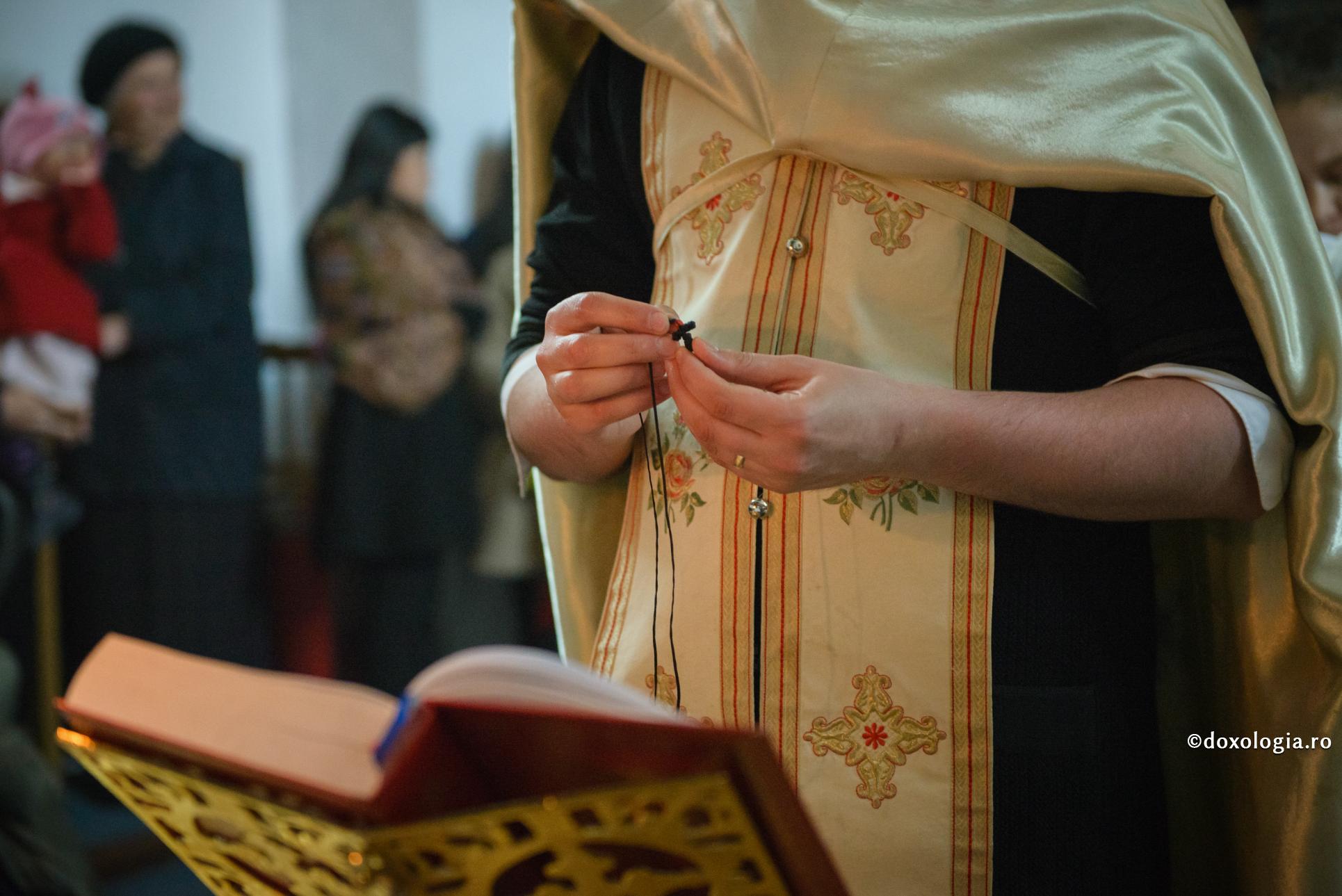 Dumnezeu rânduiește pentru fiecare om o cruce potrivită cu puterea lui / Foto: Oana Nechifor preot cu cruciuliță în mână