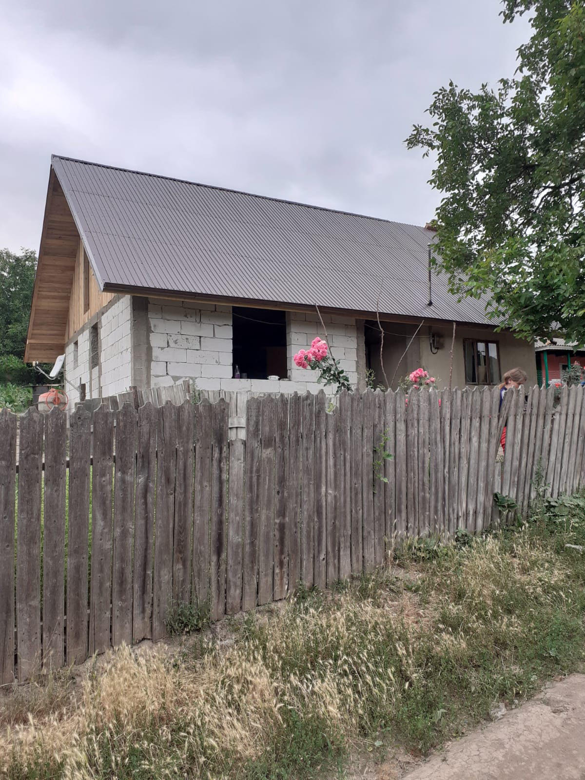 Casa familiei Baciu are un acoperiș nou Casa familiei Baciu are un acoperiș nou