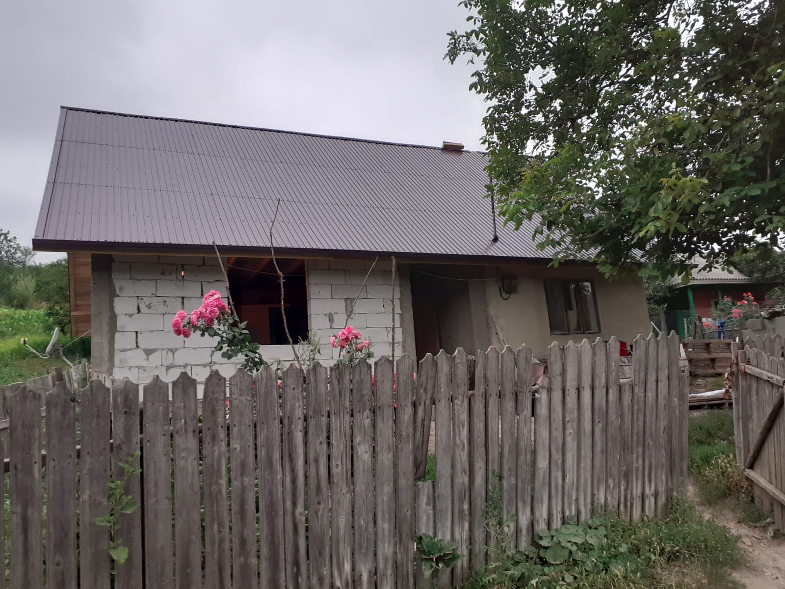 Casa familiei Baciu are un acoperiș nou Casa familiei Baciu are un acoperiș nou
