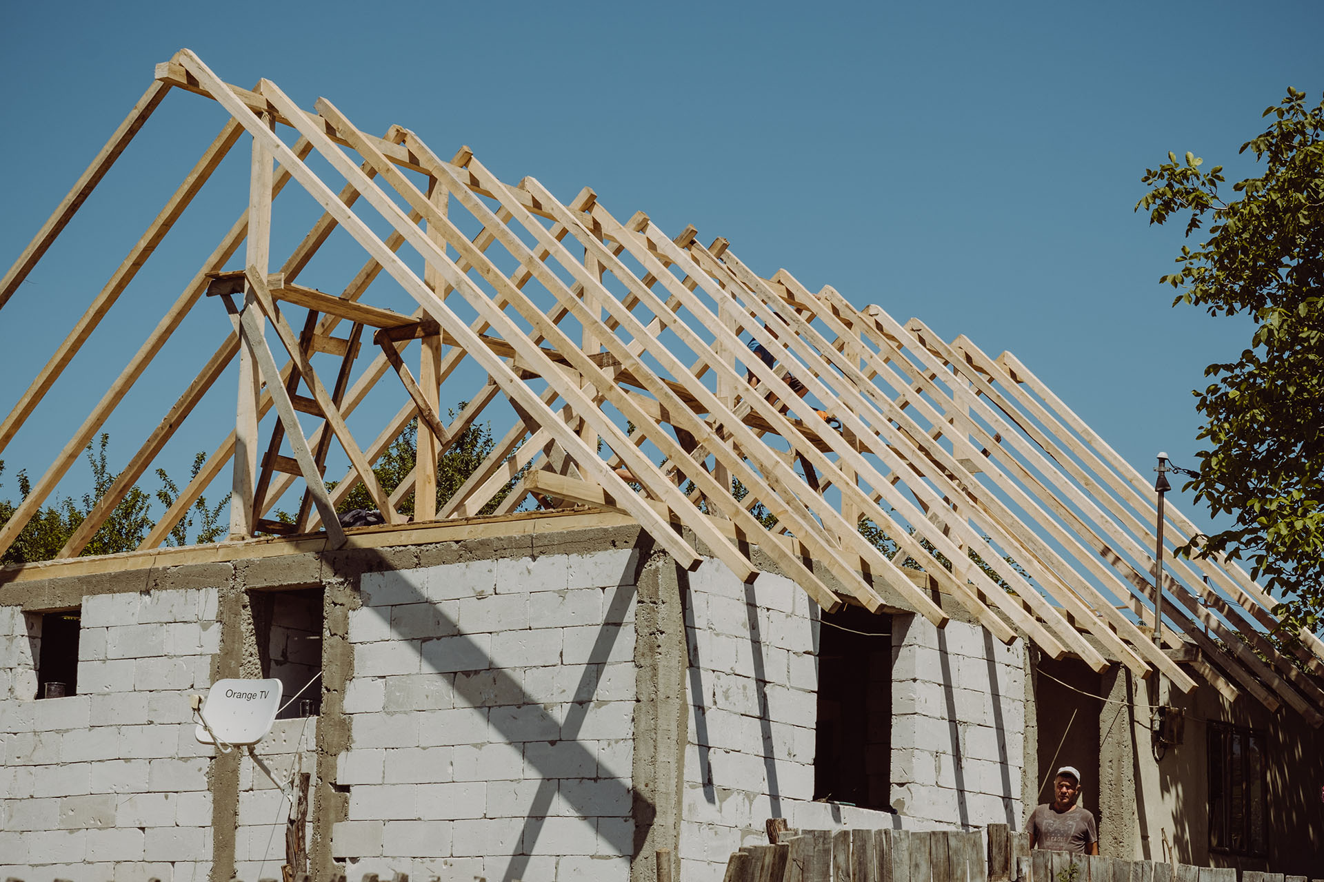 Casa familiei Baciu are un acoperiș nou Casa familiei Baciu are un acoperiș nou