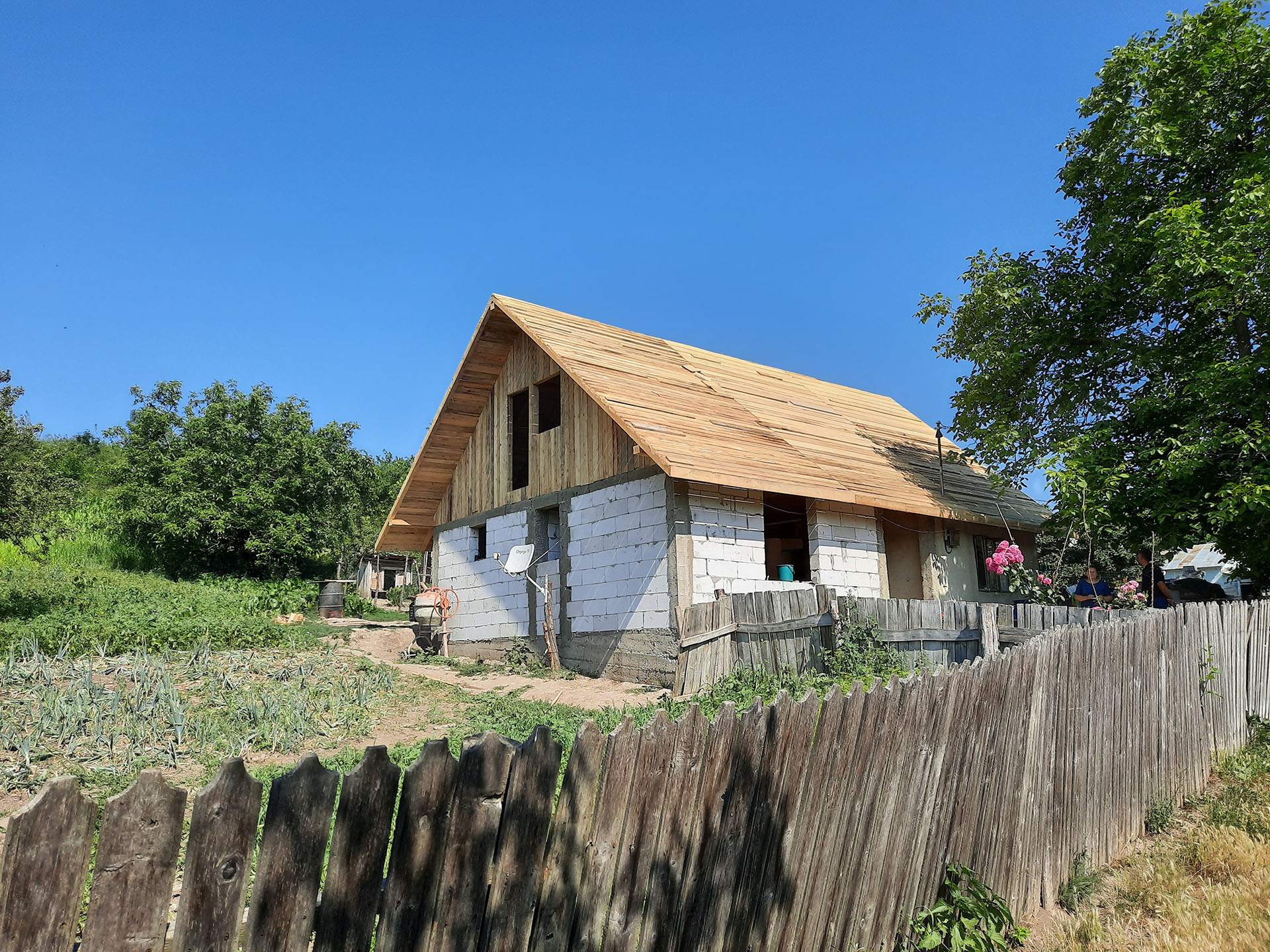 Casa familiei Baciu are un acoperiș nou Casa familiei Baciu are un acoperiș nou