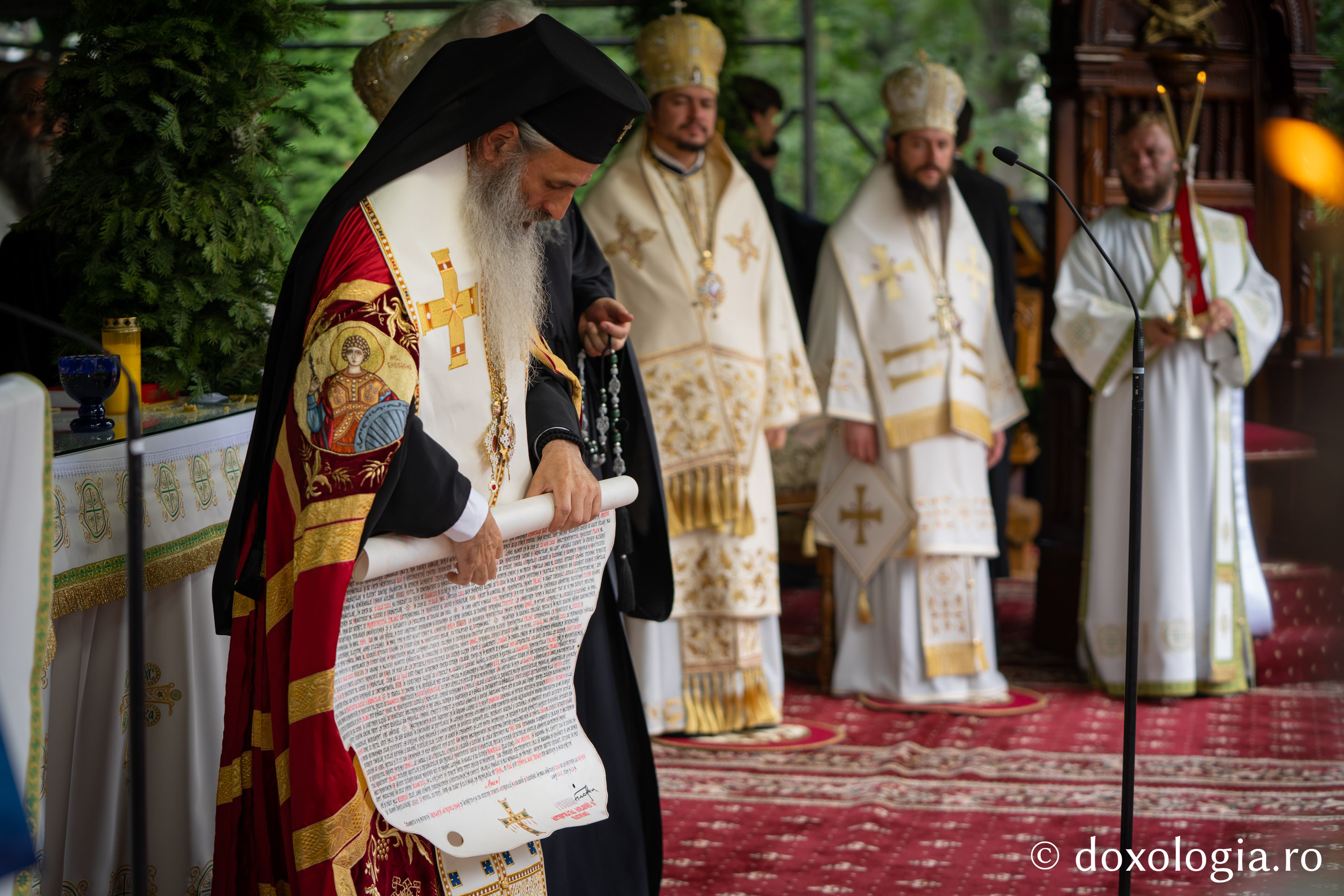 Foto: Bogdan Bulgariu Zi mare în Bucovina lui Ștefan: IPS Calinic, noul întâistătător al Arhiepiscopiei Sucevei și Rădăuților, a fost întronizat