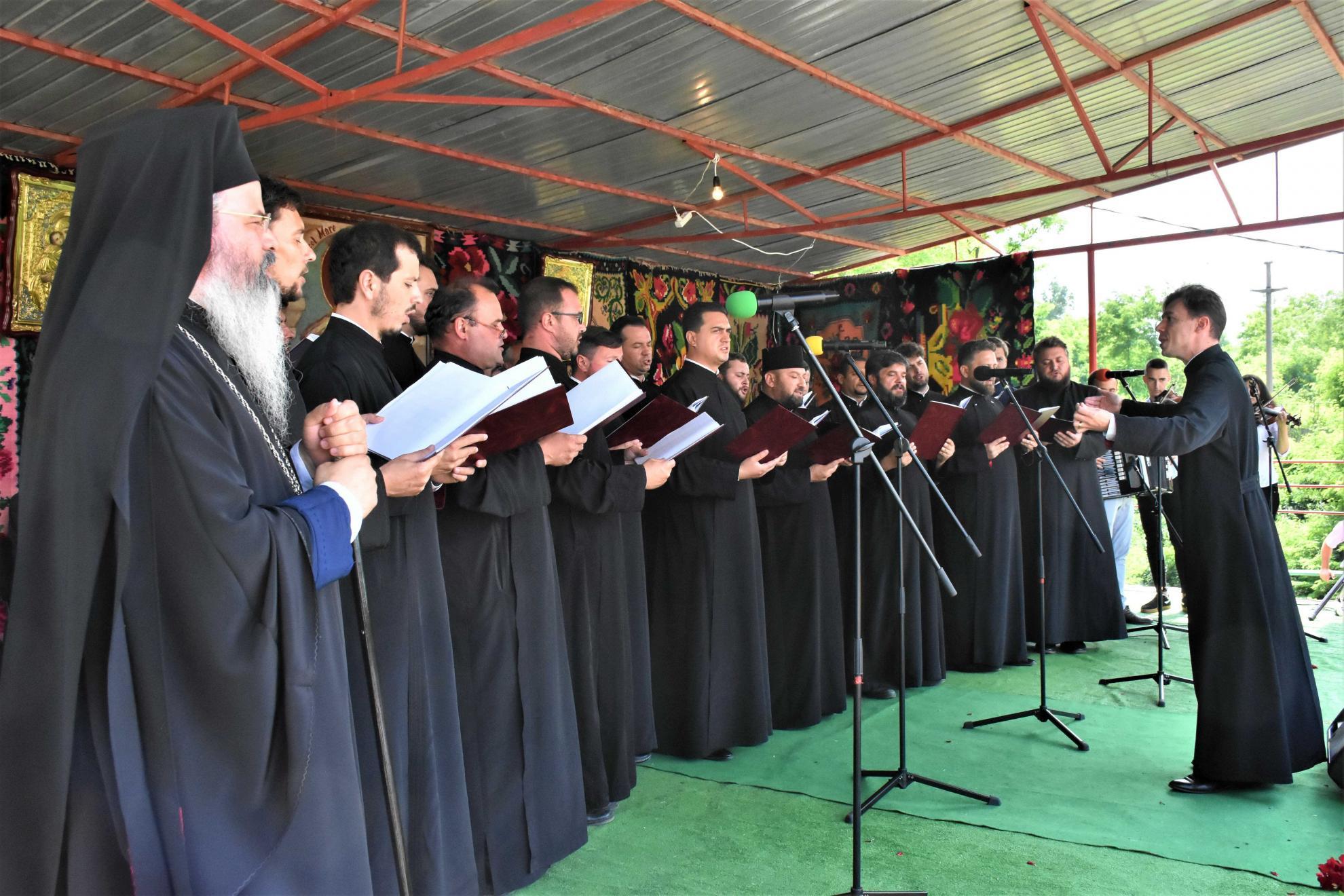 Liturghie arhierească în Parohia Cănţălăreşti