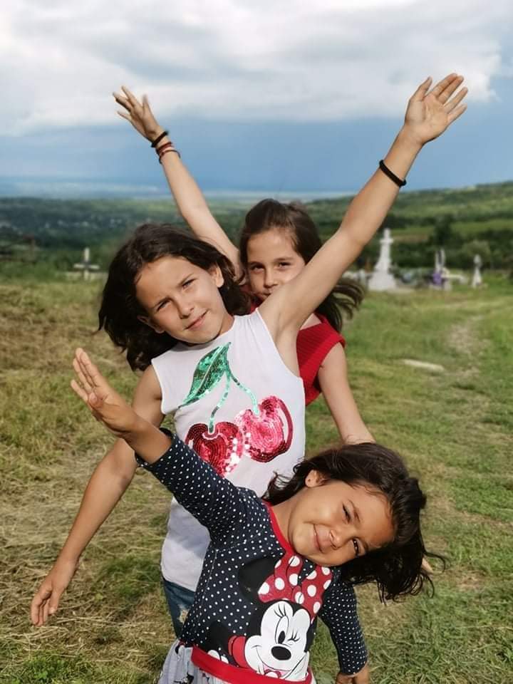 Foto: Parohia „Sfântul Ioan Botezătorul”, Curagău Donează o zi de vacanță unui copil din Curagău!
