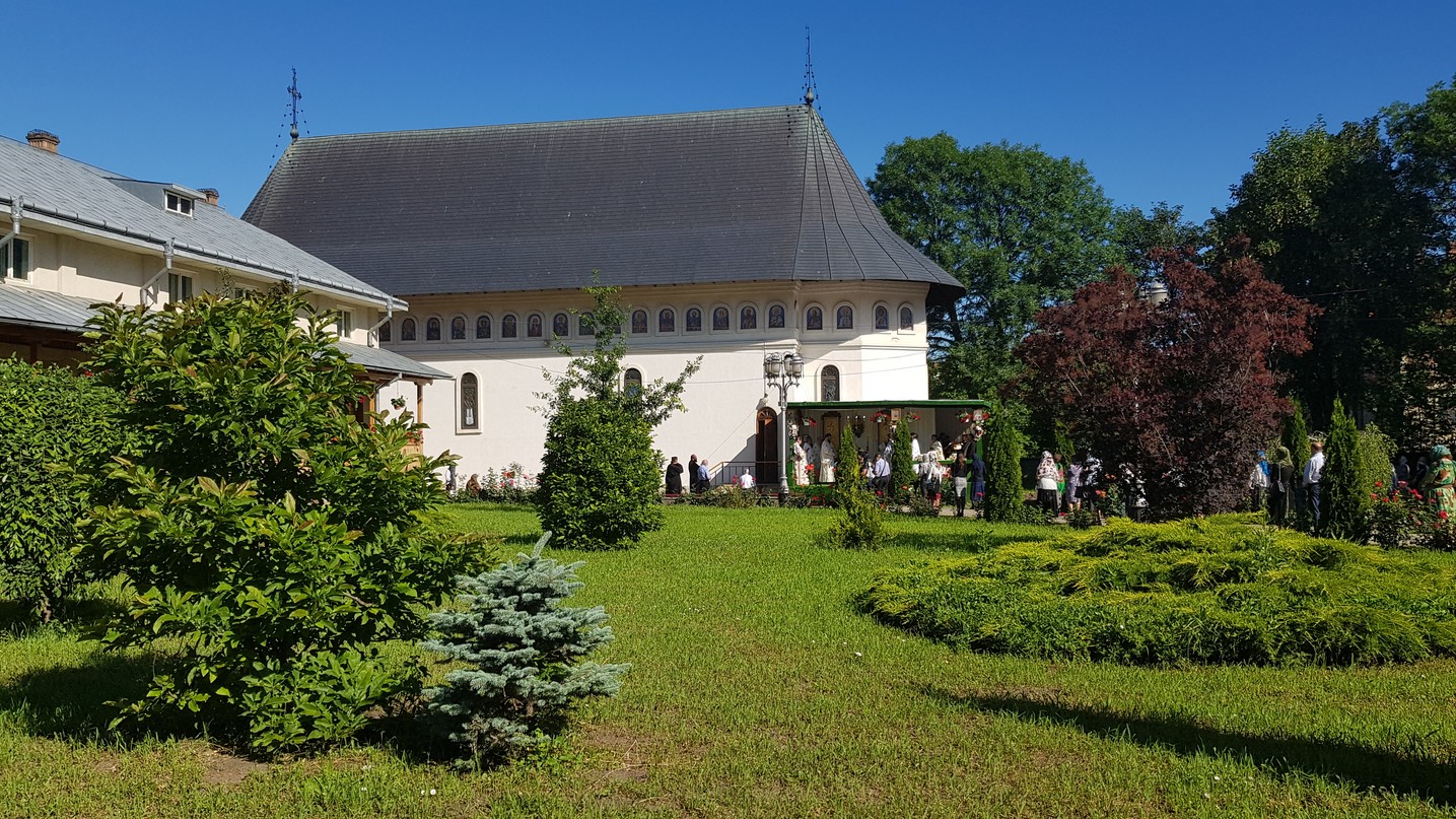 Trei ierarhi, la hramul Mănăstirii Bogdana din Rădăuți