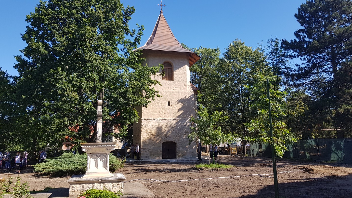 Trei ierarhi, la hramul Mănăstirii Bogdana din Rădăuți