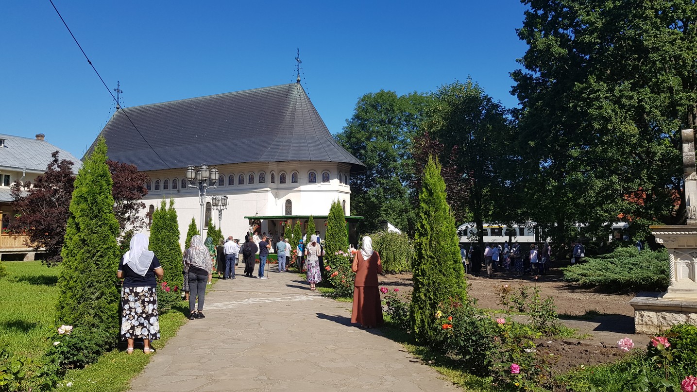 Trei ierarhi, la hramul Mănăstirii Bogdana din Rădăuți