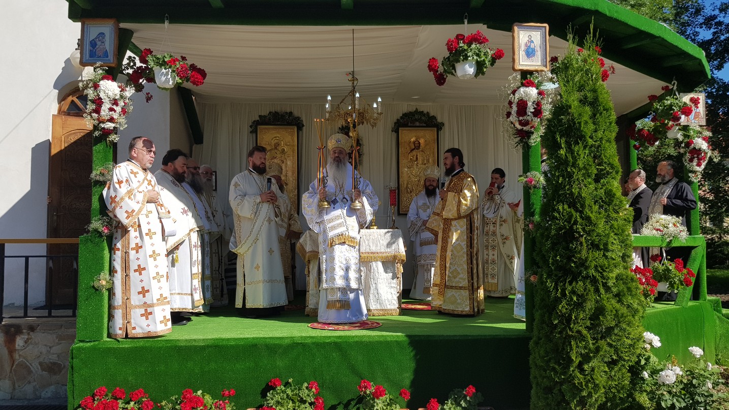 Trei ierarhi, la hramul Mănăstirii Bogdana din Rădăuți