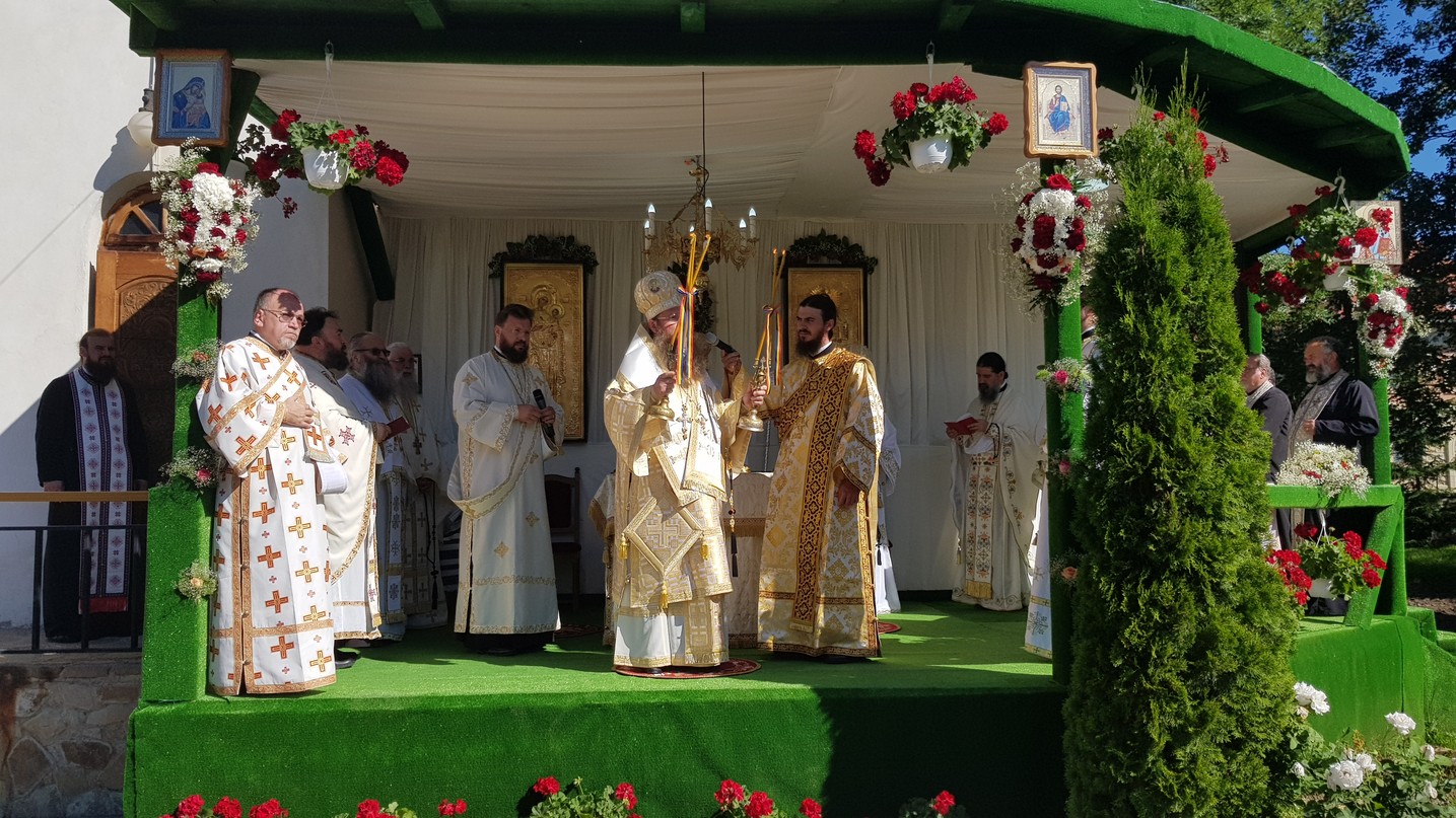 Trei ierarhi, la hramul Mănăstirii Bogdana din Rădăuți