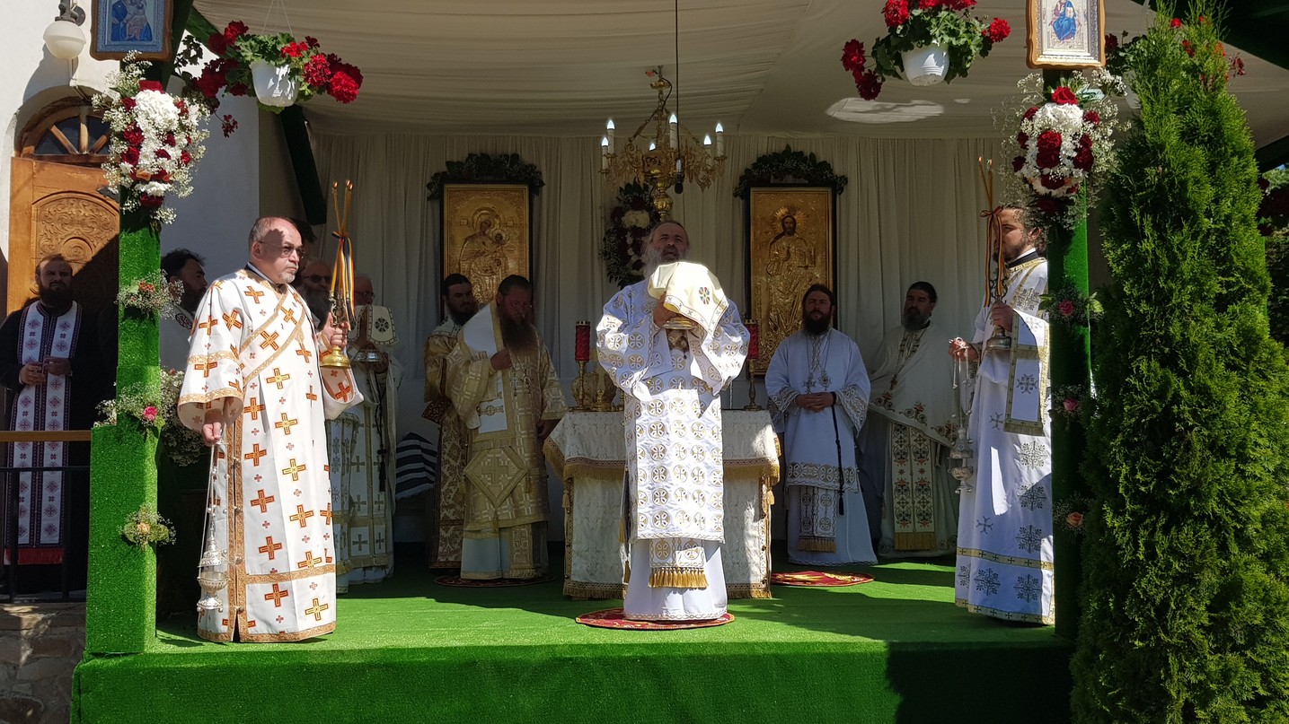 Trei ierarhi, la hramul Mănăstirii Bogdana din Rădăuți