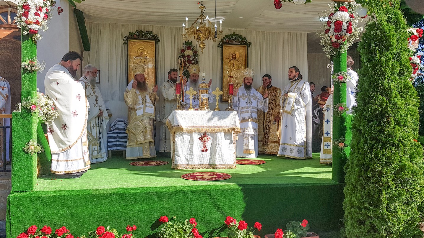 Trei ierarhi, la hramul Mănăstirii Bogdana din Rădăuți