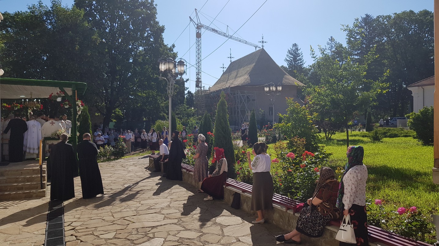 Trei ierarhi, la hramul Mănăstirii Bogdana din Rădăuți