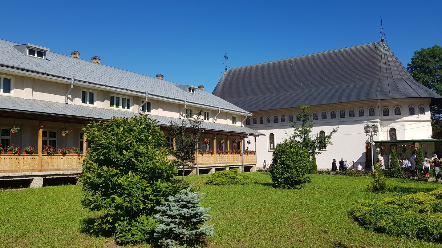 Trei ierarhi, la hramul Mănăstirii Bogdana din Rădăuți