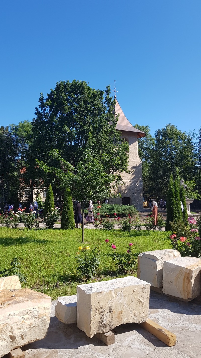 Trei ierarhi, la hramul Mănăstirii Bogdana din Rădăuți