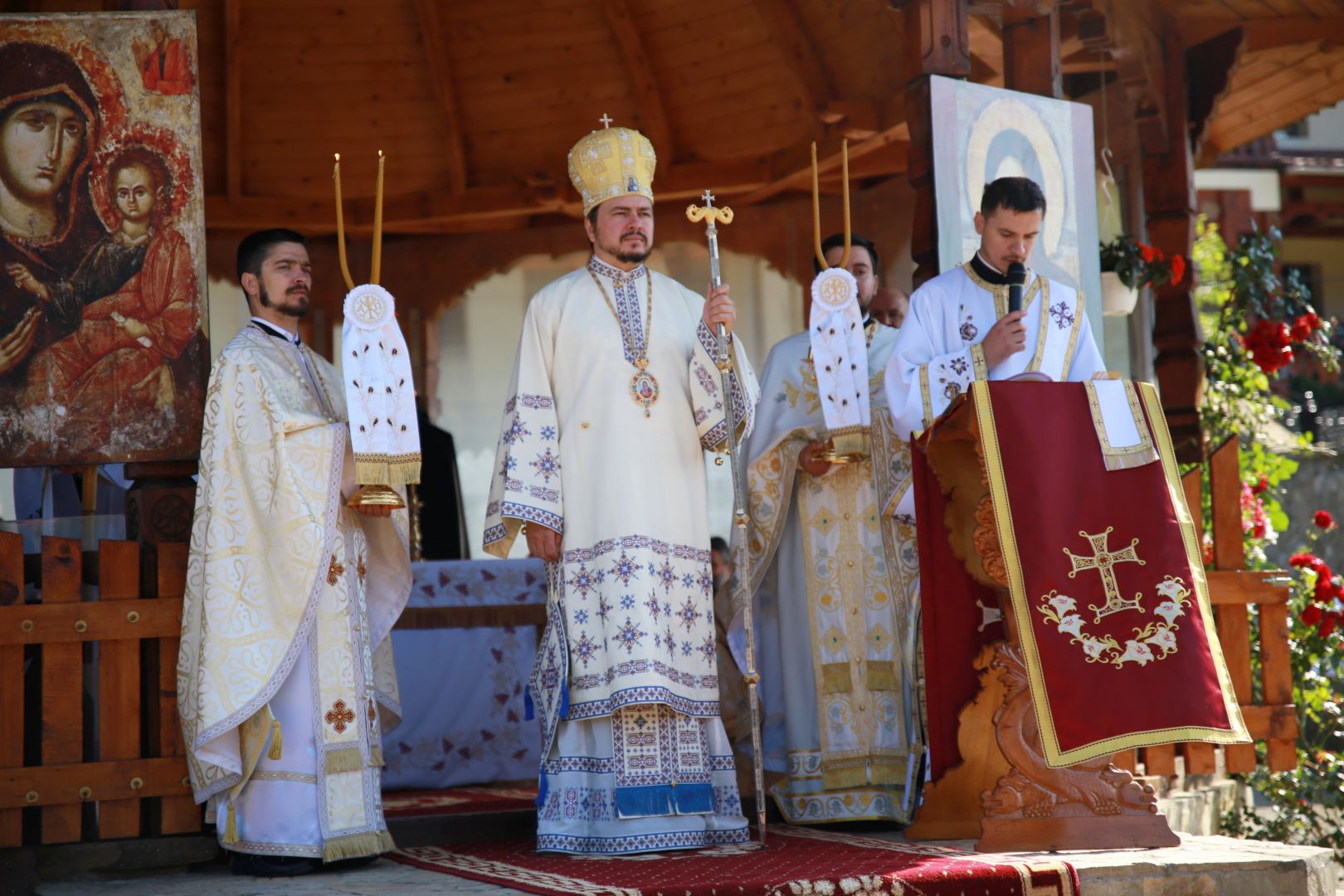 Sfântul Mucenic Pantelimon a fost cinstit la Mănăstirea Paltin din Petru Vodă