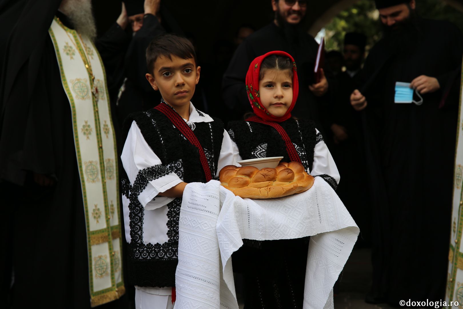 Suceava: Ierarhii care vor sluji în ziua întronizării noului Arhiepiscop au fost primiți la Mănăstirea „Sfântul Ioan cel Nou”