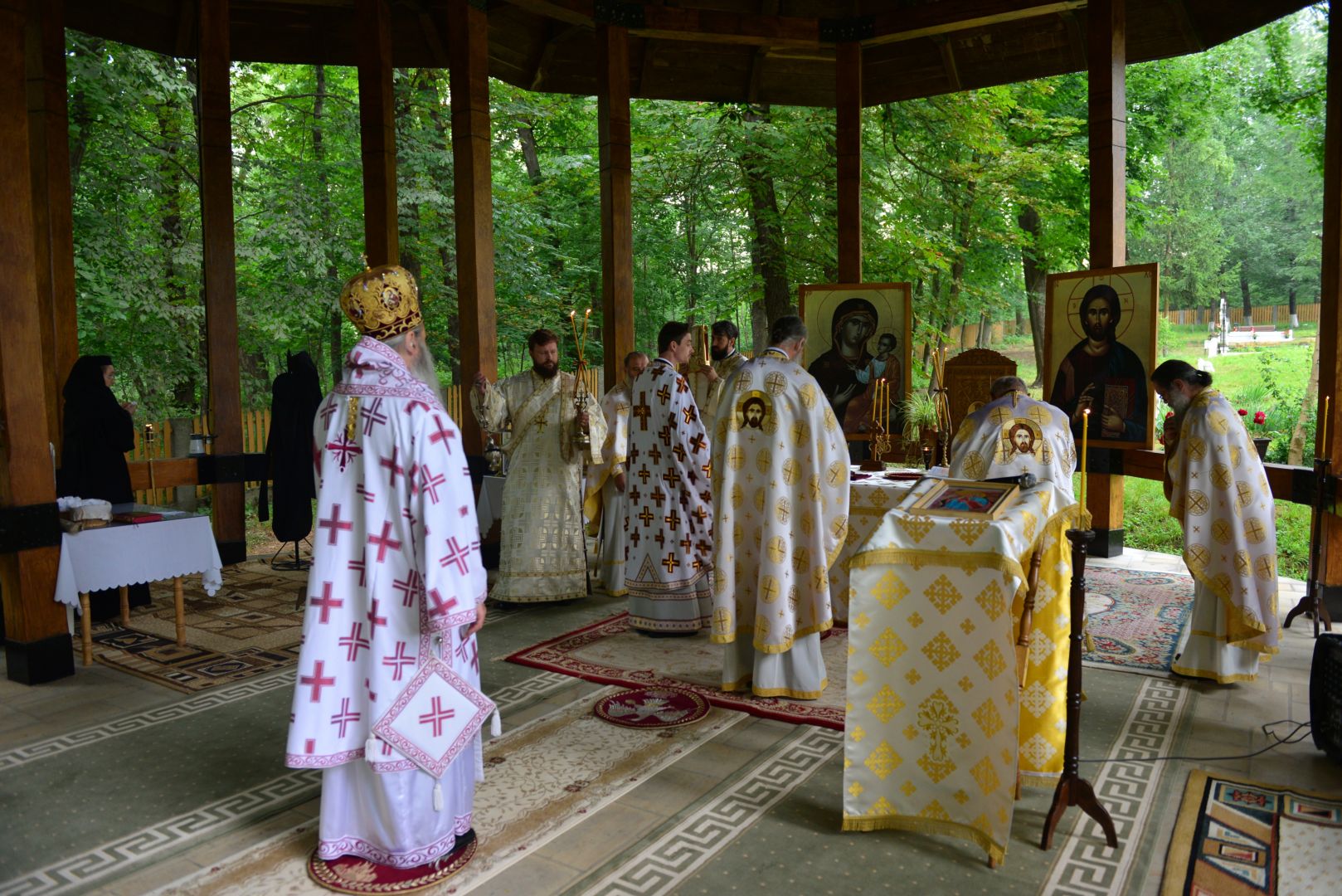 Părintele Mitropolit Teofan a slujit la Mănăstirea Miclăușeni