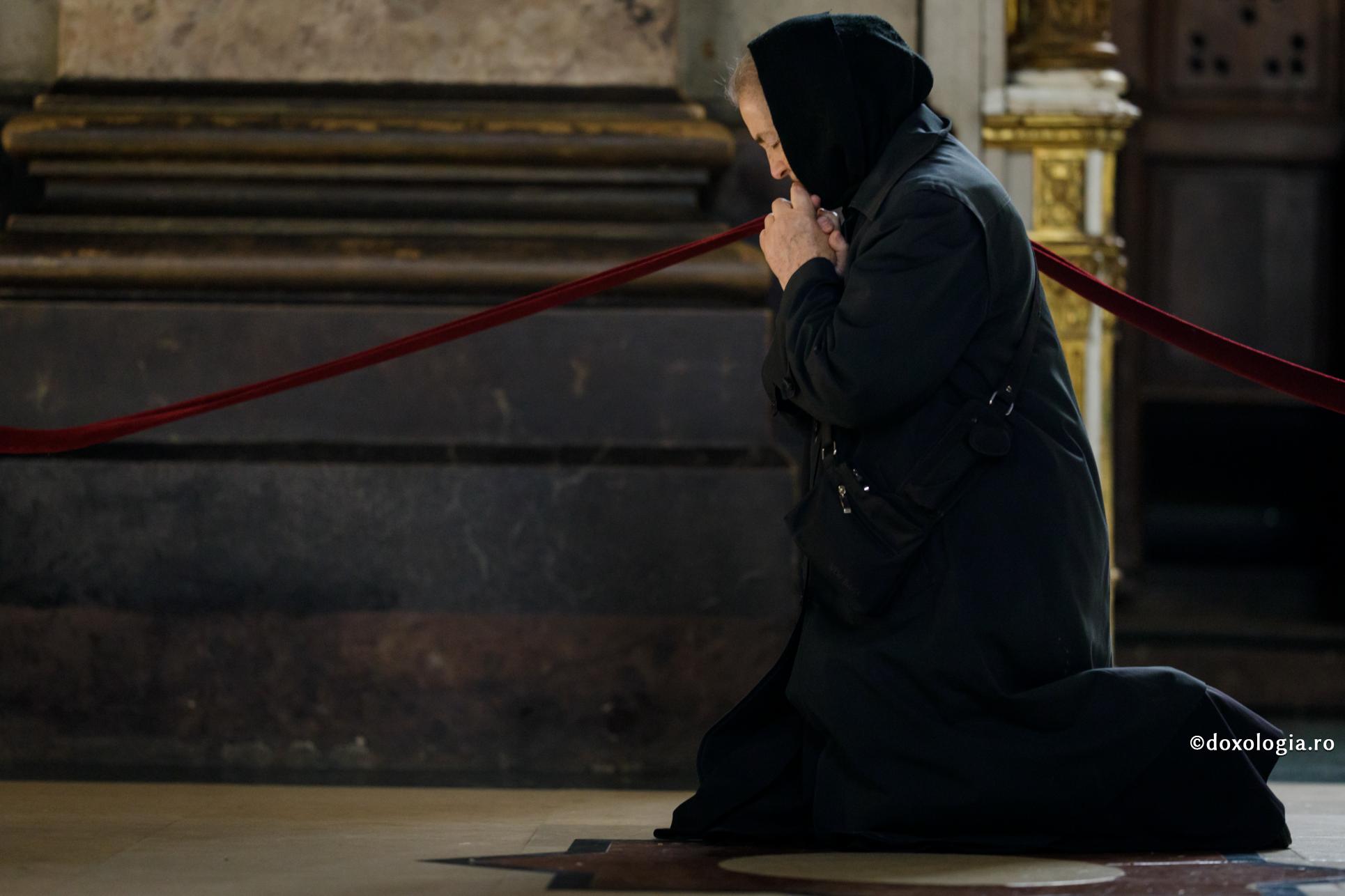 „Omul e mare în faţa lui Dumnezeu atunci când stă în genunchi”