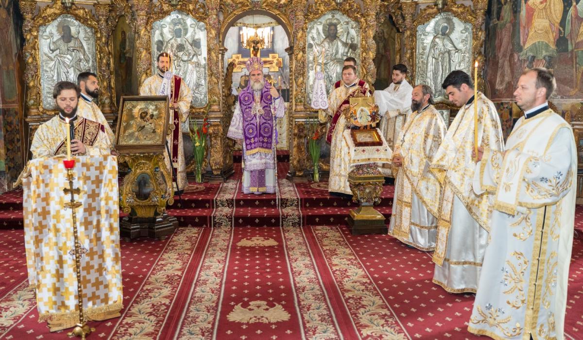Liturghie arhierească la Catedrala Arhiepiscopală din Roman