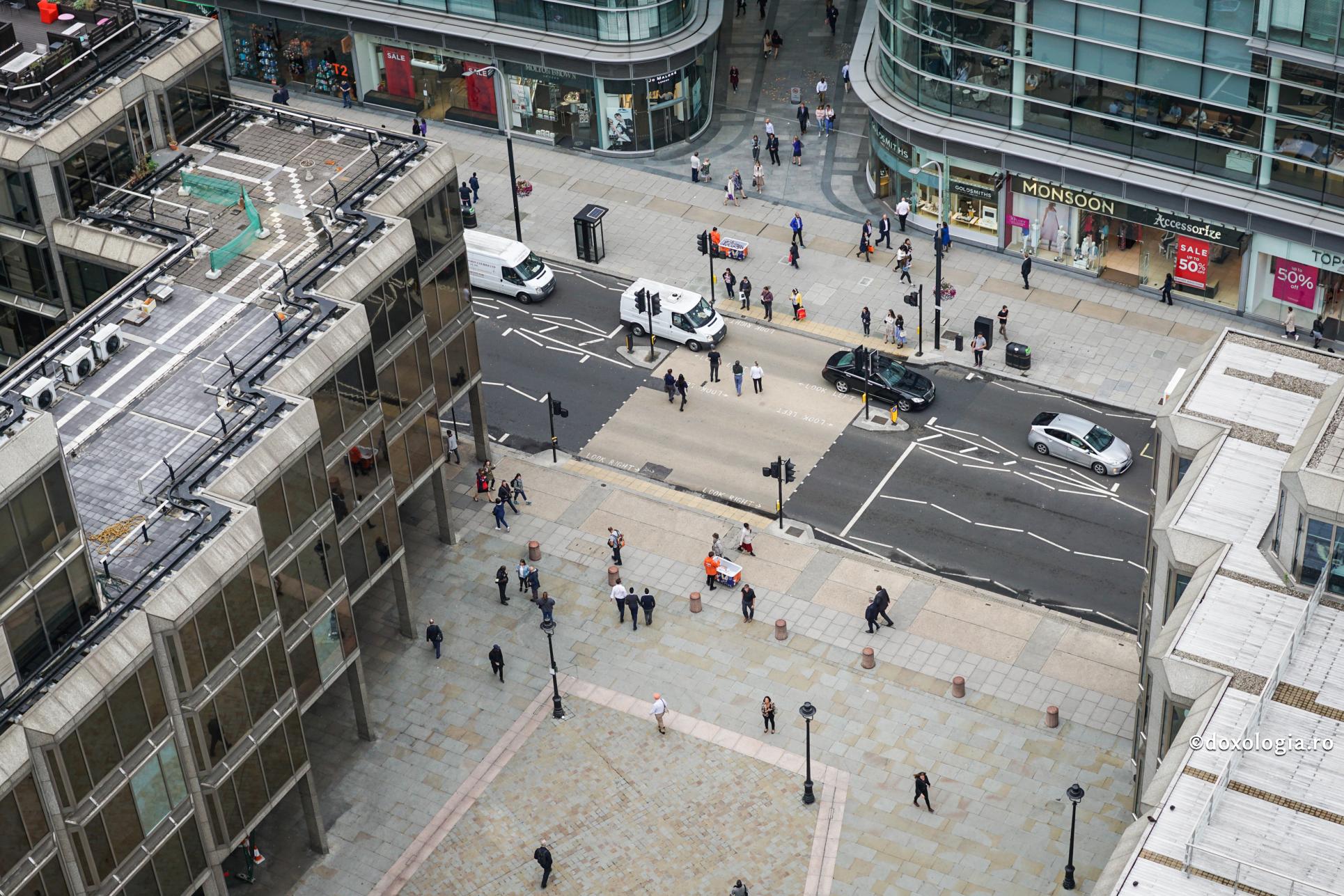 oameni pe stradă în Londra