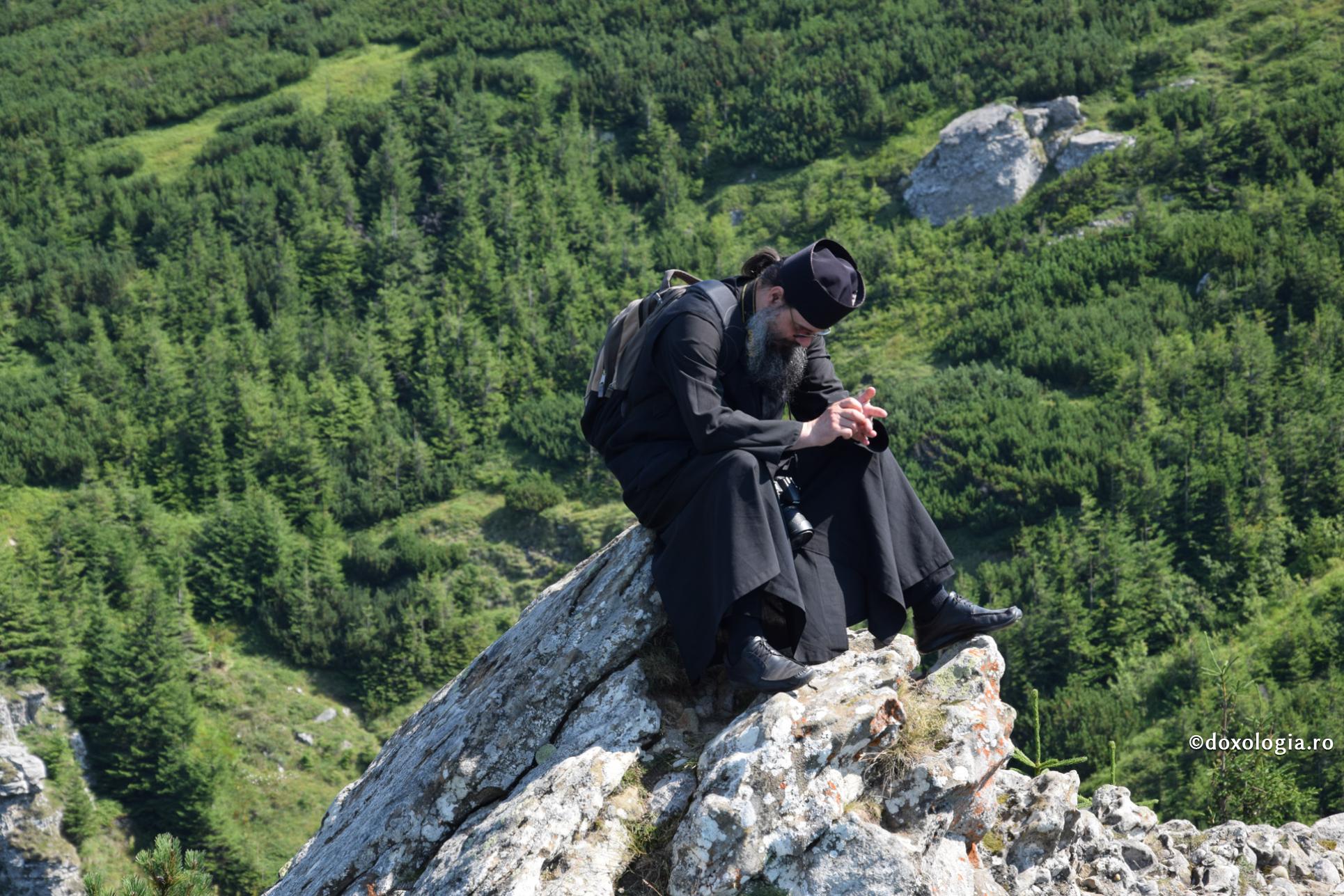 Monahul este far aşezat pe înălţimea stâncilor