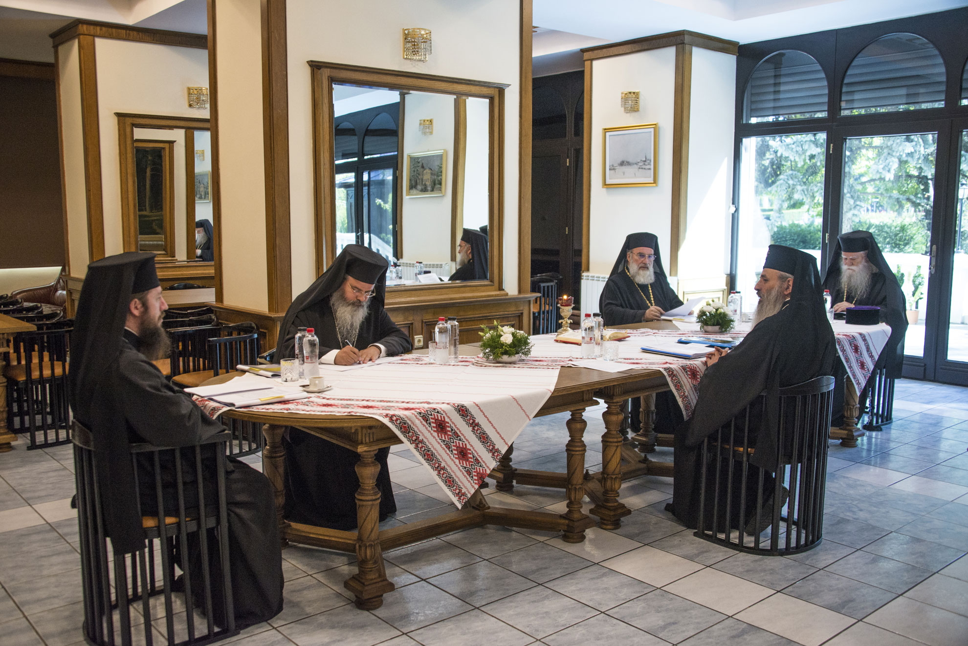 Au fost desemnați doi ierarhi candidați pentru slujirea de Arhiepiscop al Sucevei și Rădăuților – comunicat de presă Au fost desemnați doi ierarhi candidați pentru slujirea de Arhiepiscop al Sucevei și Rădăuților – comunicat de presă