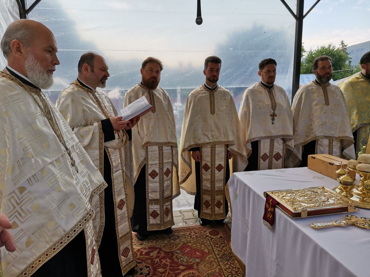 Catapeteasma bisericii-monument a Parohiei Bâtca Doamnei a fost resfințită