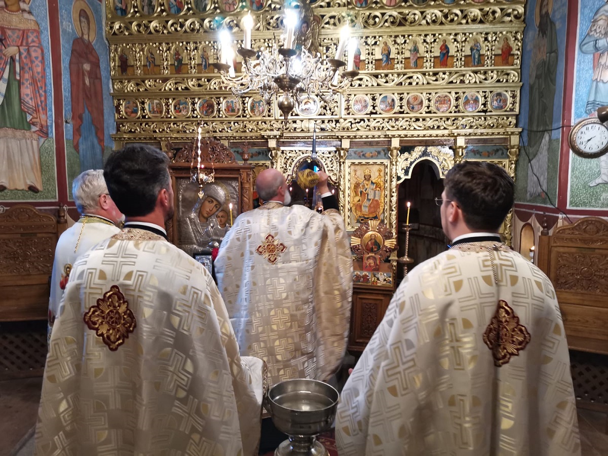 Catapeteasma bisericii-monument a Parohiei Bâtca Doamnei a fost resfințită