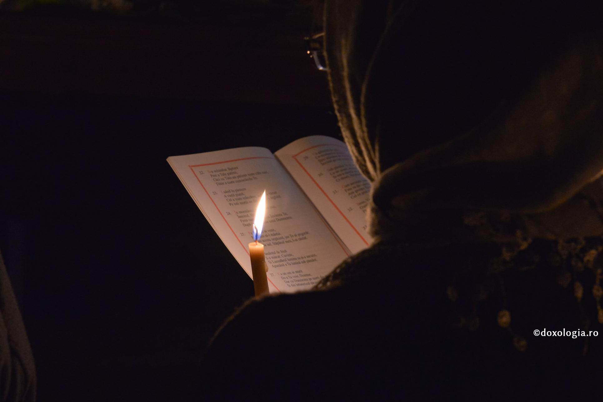 „Colacul de salvare” al copiilor / Foto: Oana Nechifor lumânare aprinsă în mână