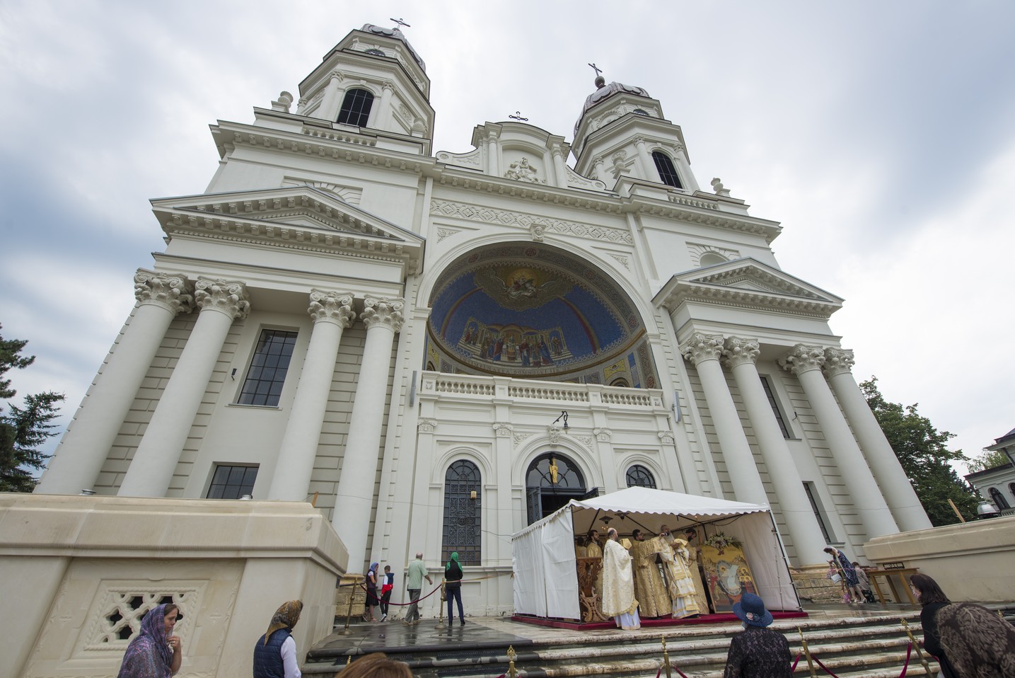 IPS Părinte Mitropolit Teofan: „Iubesc, așadar trăiesc cu adevărat!”