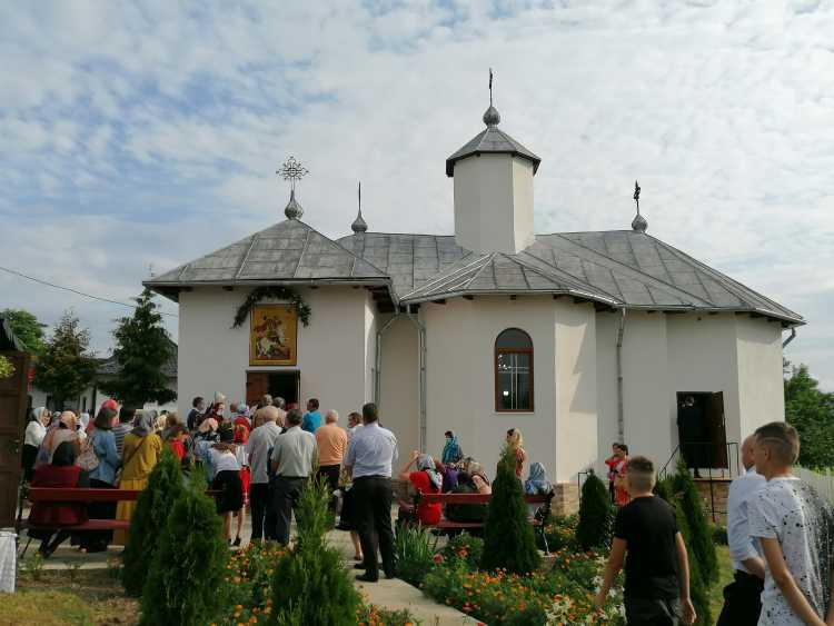 Binecuvântare arhierească în Parohia Vânători - Gorbăneşti