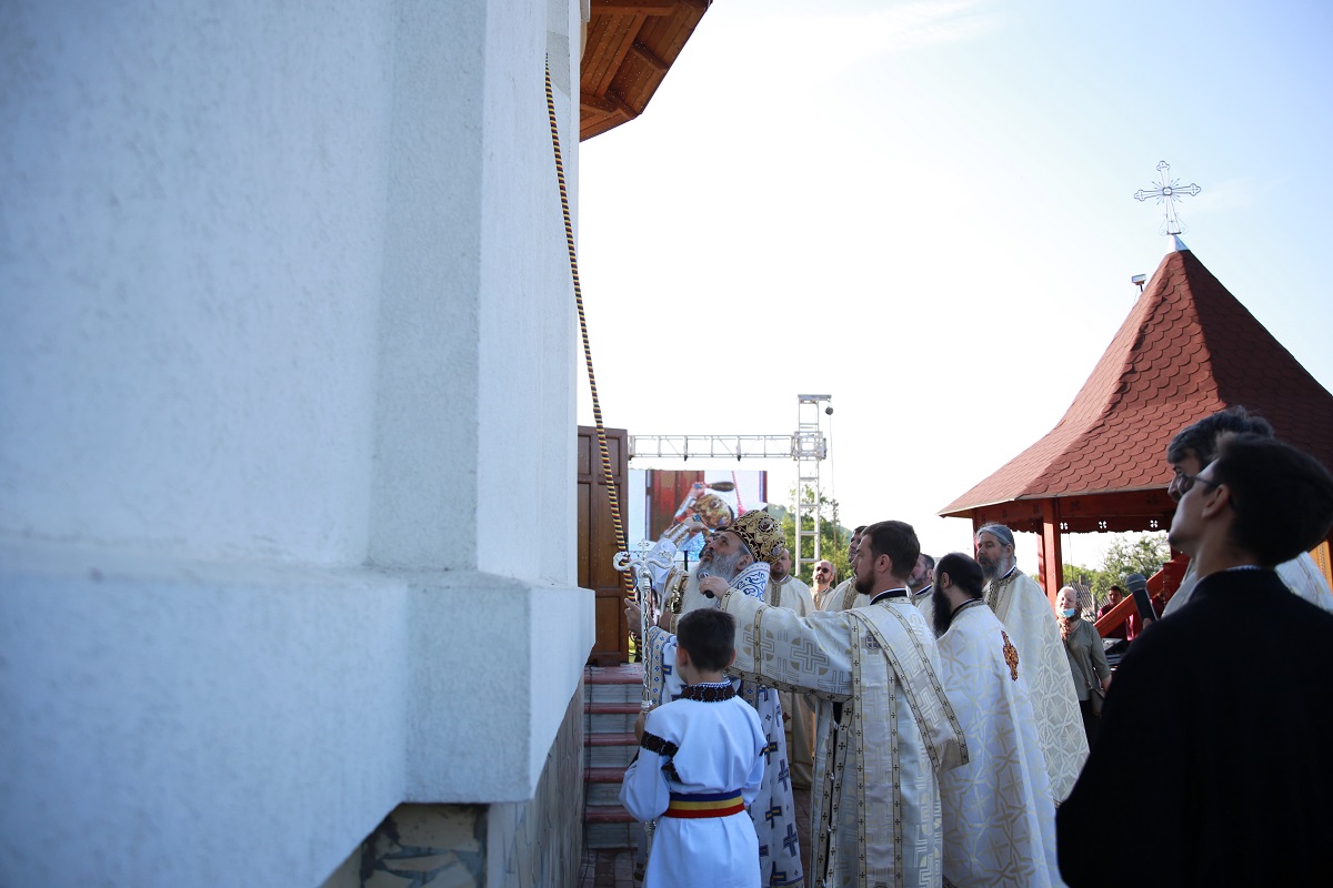 Sfințire de biserică la Valea Racului: „Cel care este rob al lui Dumnezeu este cel mai liber om”