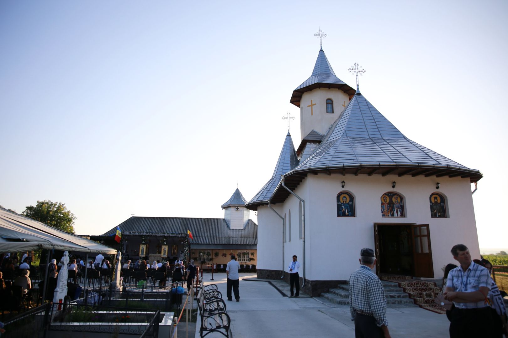 Biserica din Dragova – Neamț a fost sfințită: „Unde se află smerenie, pocăință și dragoste, întunericul nu intră”