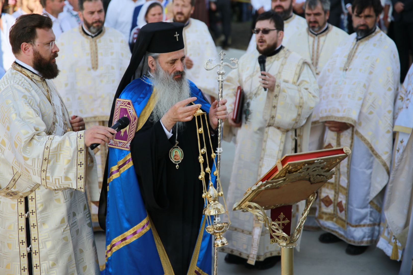 Biserica din Dragova – Neamț a fost sfințită: „Unde se află smerenie, pocăință și dragoste, întunericul nu intră”