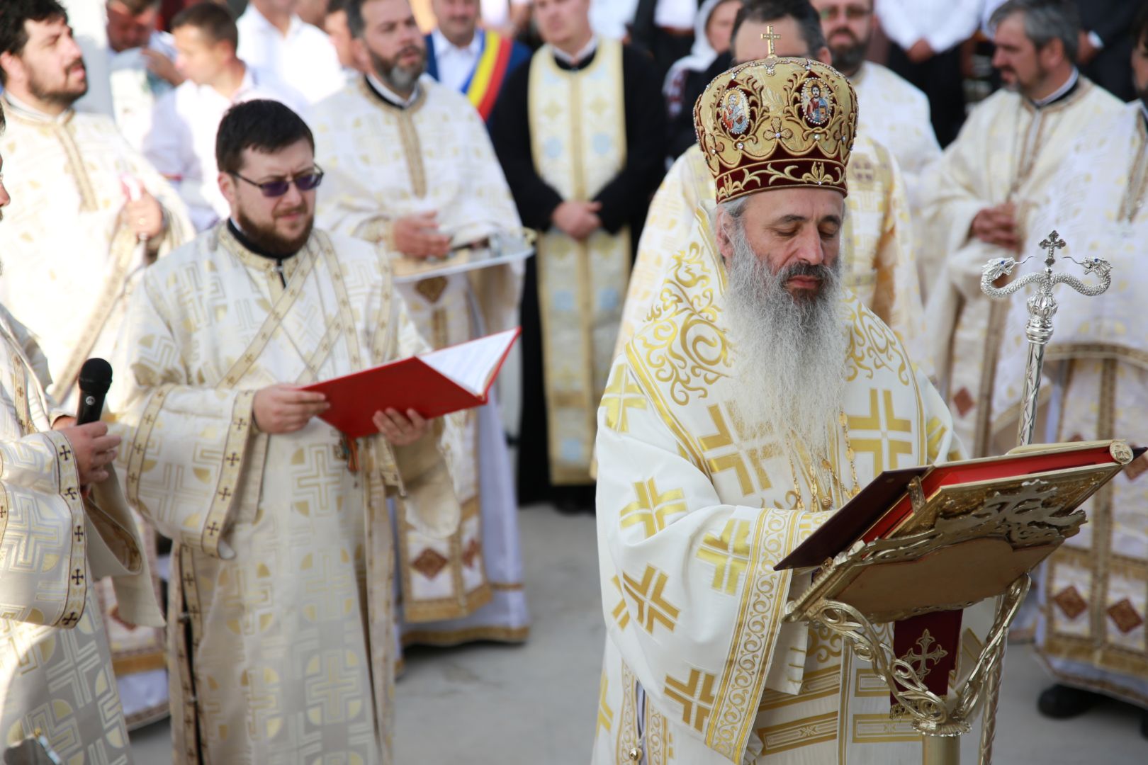 Biserica din Dragova – Neamț a fost sfințită: „Unde se află smerenie, pocăință și dragoste, întunericul nu intră”