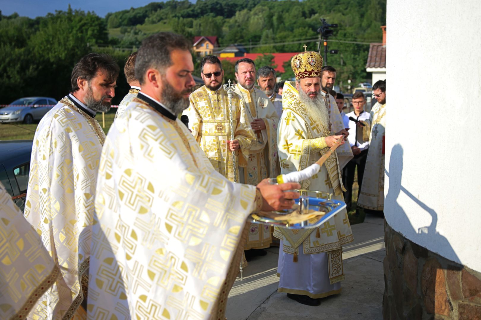 Biserica din Dragova – Neamț a fost sfințită: „Unde se află smerenie, pocăință și dragoste, întunericul nu intră”
