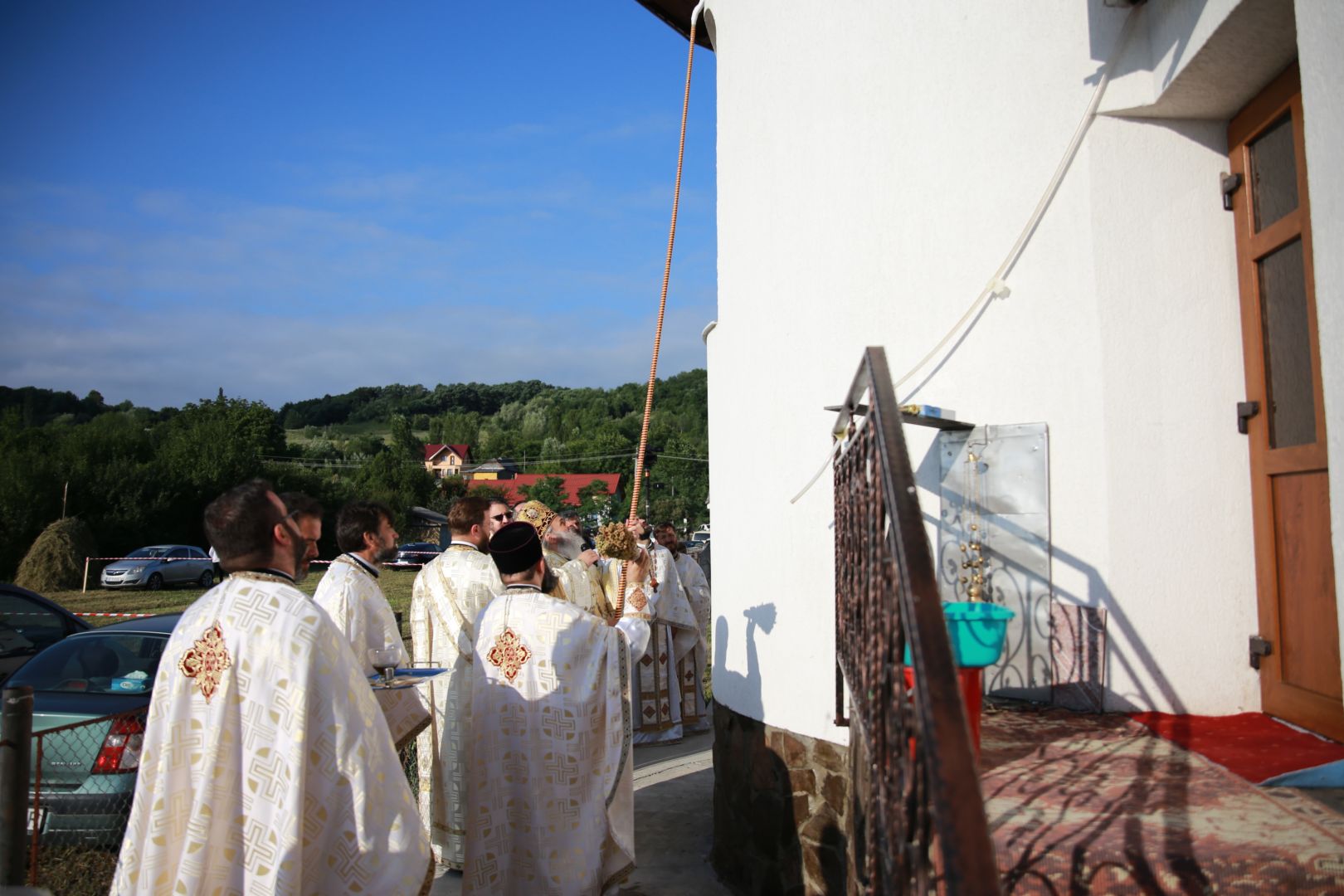 Biserica din Dragova – Neamț a fost sfințită: „Unde se află smerenie, pocăință și dragoste, întunericul nu intră”