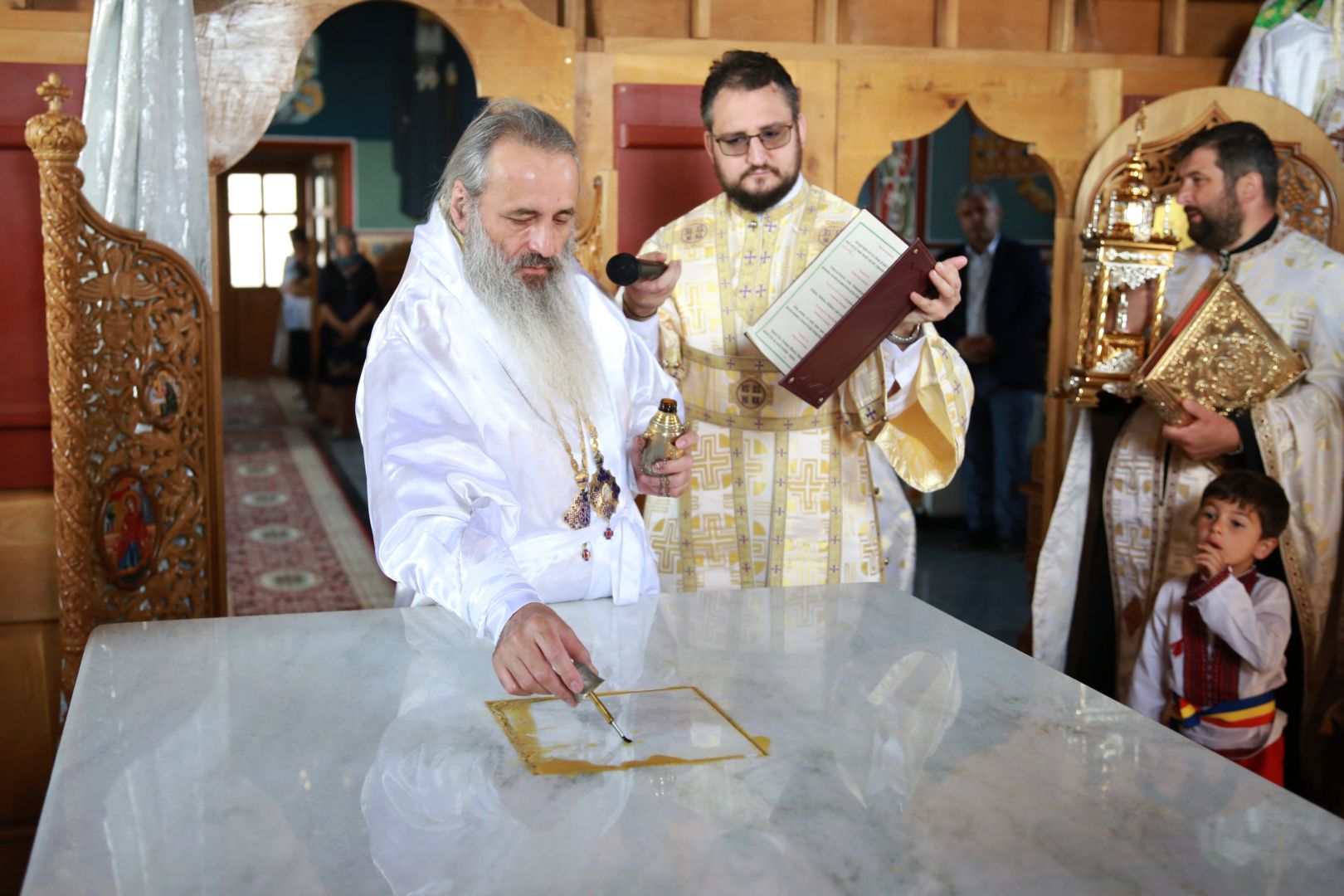 Biserica din Dragova – Neamț a fost sfințită: „Unde se află smerenie, pocăință și dragoste, întunericul nu intră”