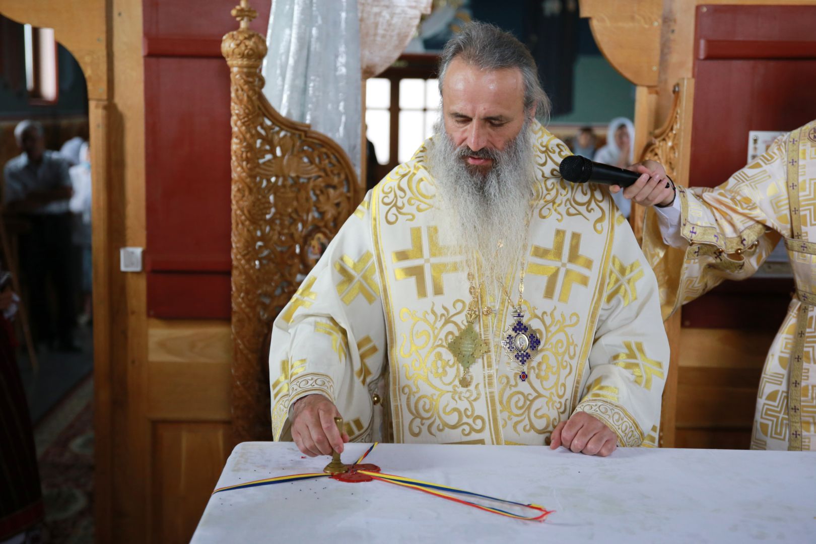 Biserica din Dragova – Neamț a fost sfințită: „Unde se află smerenie, pocăință și dragoste, întunericul nu intră”