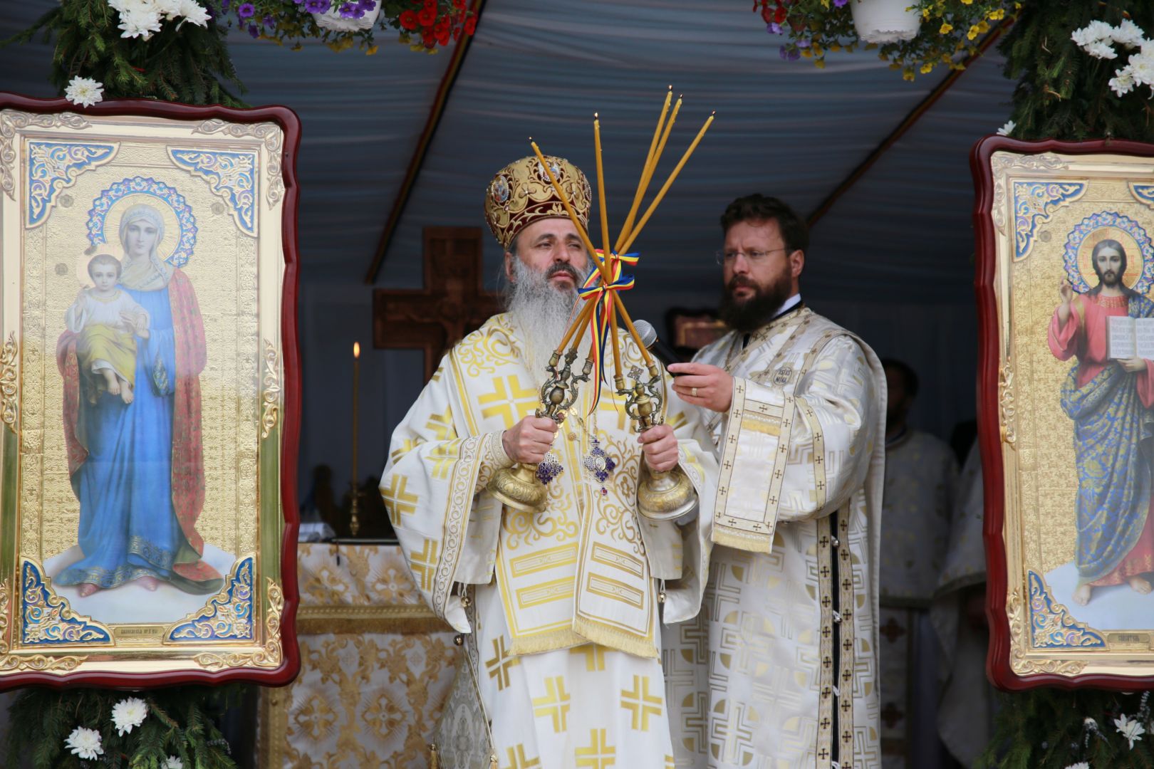 Biserica din Dragova – Neamț a fost sfințită: „Unde se află smerenie, pocăință și dragoste, întunericul nu intră”