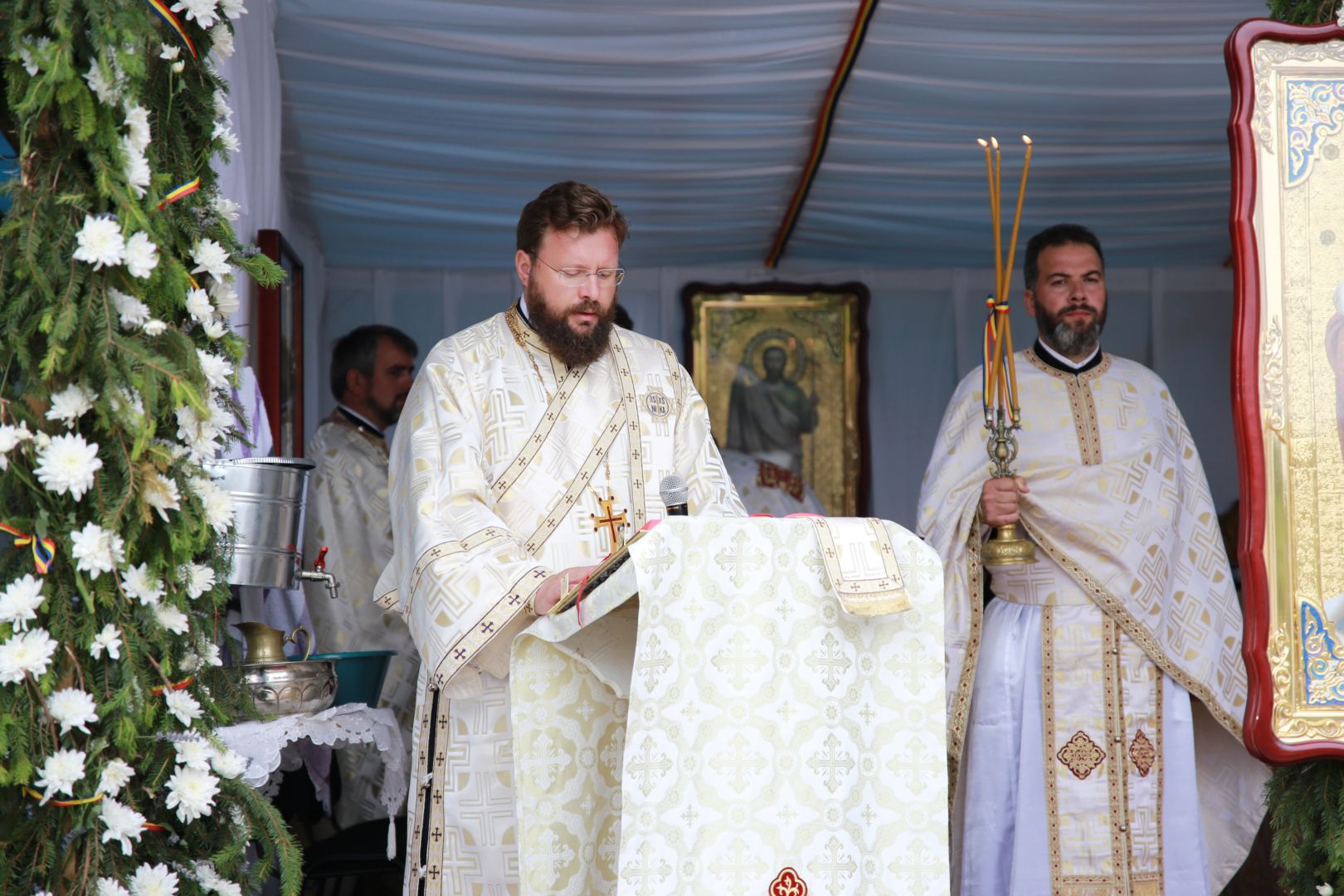 Biserica din Dragova – Neamț a fost sfințită: „Unde se află smerenie, pocăință și dragoste, întunericul nu intră”