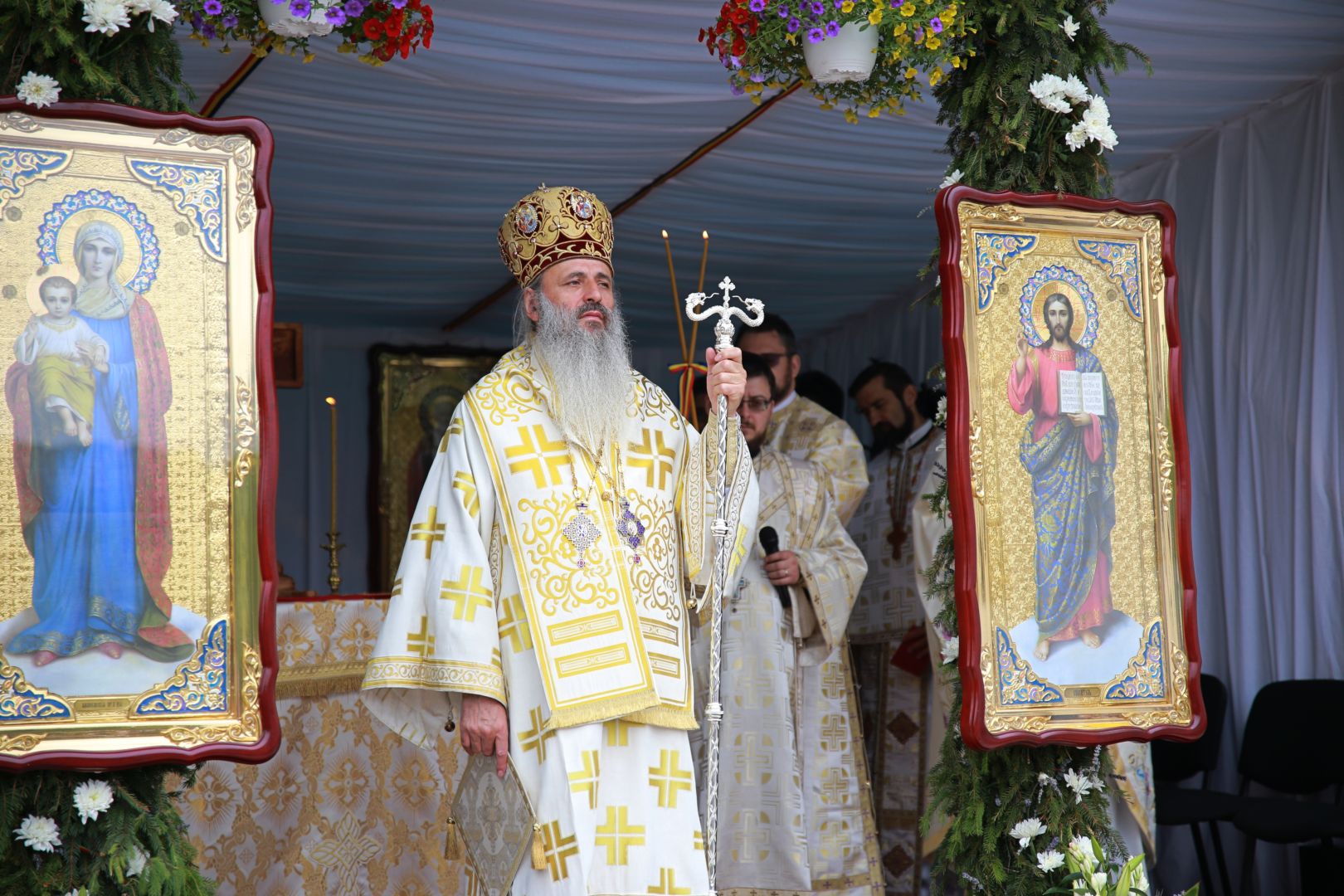 Biserica din Dragova – Neamț a fost sfințită: „Unde se află smerenie, pocăință și dragoste, întunericul nu intră”