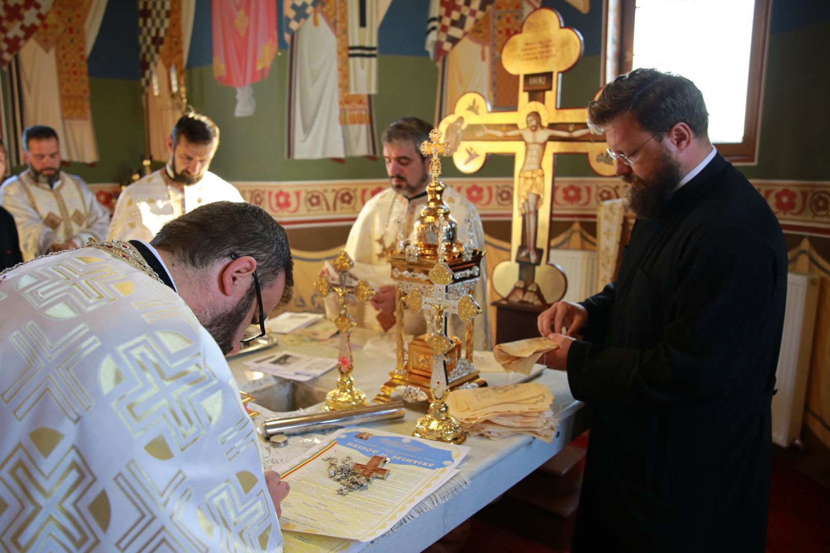 Biserica din Dragova – Neamț a fost sfințită: „Unde se află smerenie, pocăință și dragoste, întunericul nu intră”