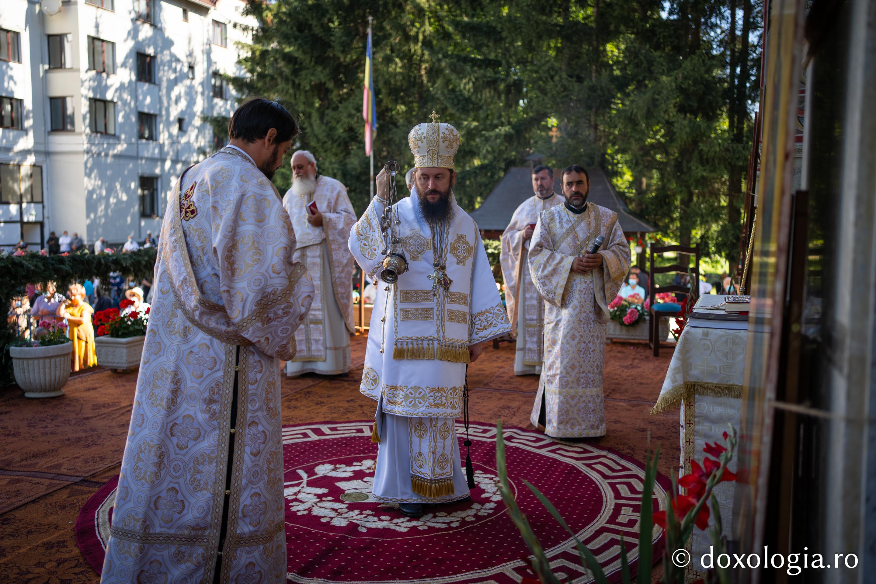 Seminarul de la Mănăstirea Neamț și-a cinstit ocrotitorul. PS Damaschin: „Dacă vrem o viață veșnică deplină, să trăim cinstiți și cuminți încă de aici, de pe pământ!”
