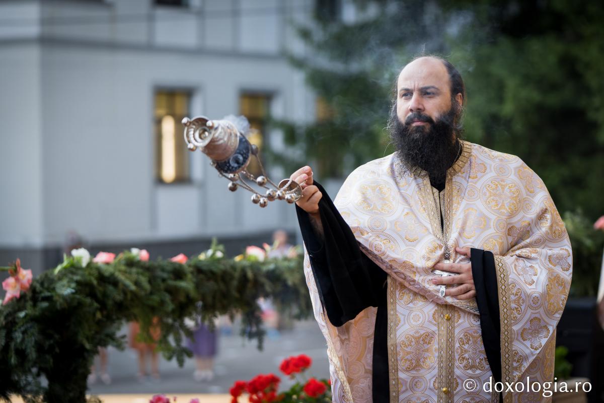 Seminarul de la Mănăstirea Neamț și-a cinstit ocrotitorul. PS Damaschin: „Dacă vrem o viață veșnică deplină, să trăim cinstiți și cuminți încă de aici, de pe pământ!”
