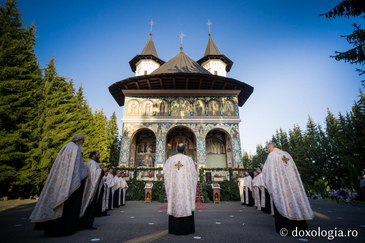 Seminarul de la Mănăstirea Neamț și-a cinstit ocrotitorul. PS Damaschin: „Dacă vrem o viață veșnică deplină, să trăim cinstiți și cuminți încă de aici, de pe pământ!”